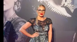 Жени Джаферович мина по червения килим в Лондон