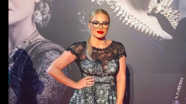 Жени Джаферович мина по червения килим в Лондон