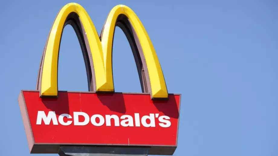 McDonald's намалява заплатите на служителите си, за да не ги съкращава