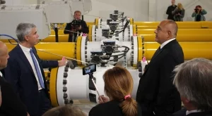  {{ otherArticle[0].article.title }} 