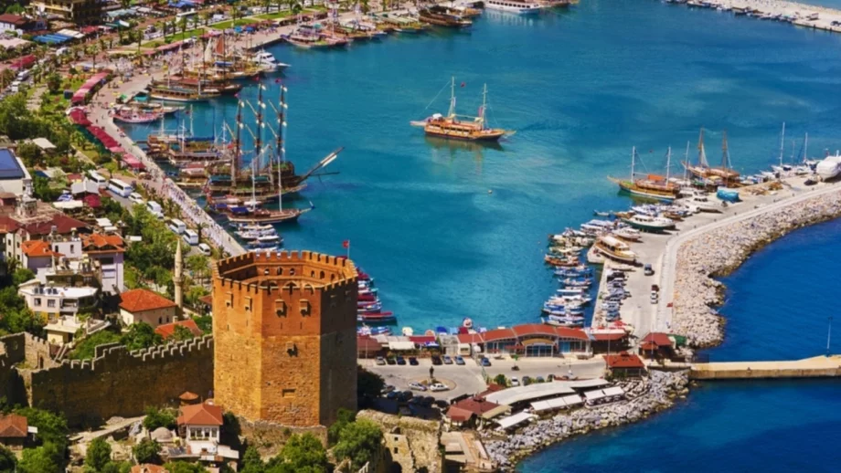 Анталия посрещна 14 млн. туристи за пръв път в историята