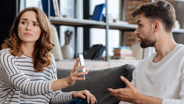 Ето как социалните мрежи съсипват връзката ви