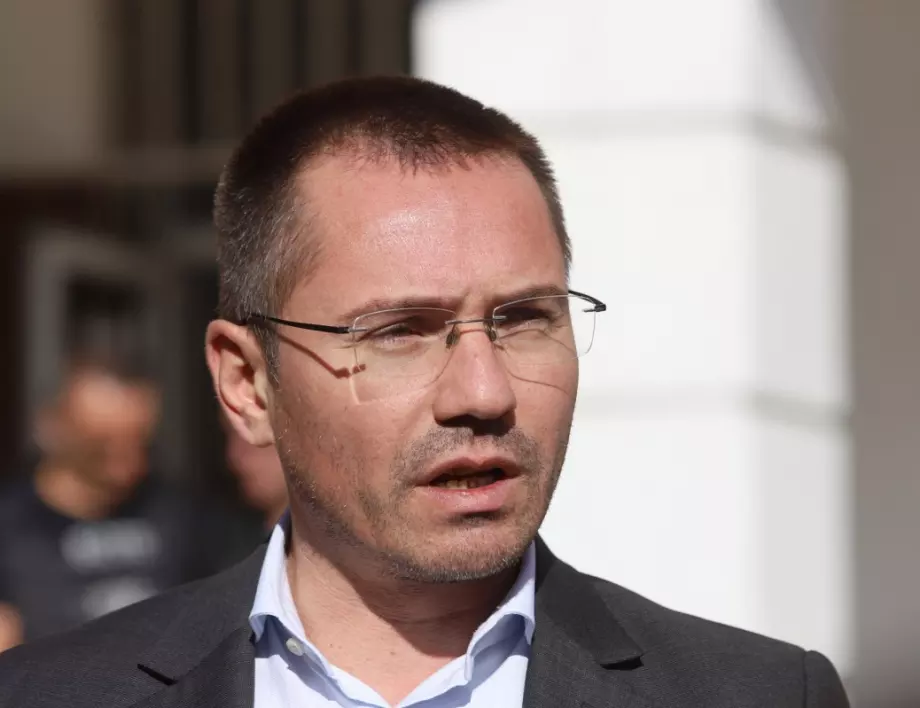 Евродепутатът Ангел Джамбазки с въпроси към служебното правителство заради криминален инцидент с нелегални мигранти