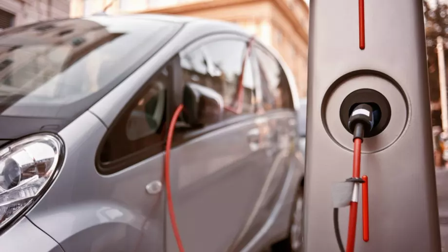 ЕС спира продажбата на коли с двигатели с вътрешно горене към 2035 г.