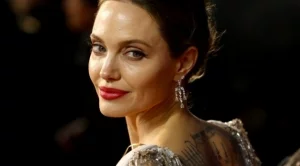 Анджелина Джоли се съблече гола (снимки)