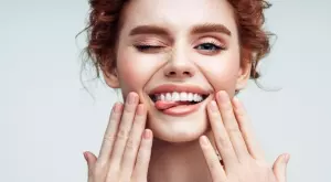 Виц за днес: Мъж гледа мач, а жена му си цъка в телефона