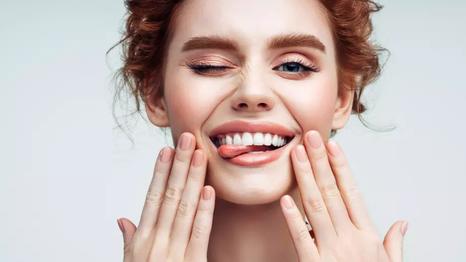 Виц за днес: Мъж гледа мач, а жена му си цъка в телефона