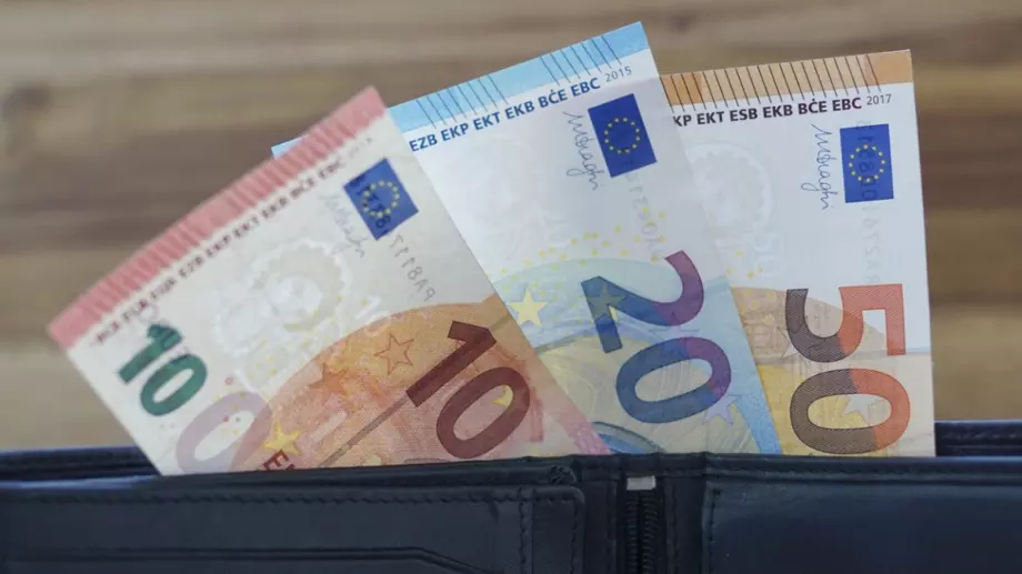 Минимална заплата у нас и на Балканите: Колко е и за какво стига?