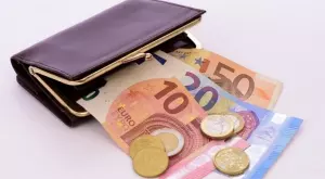  {{ otherArticle[0].article.title }} 