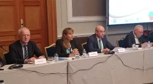 Медиите били виновни за негативния имидж на бизнеса