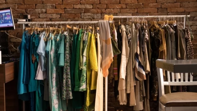 Коледен базар "Стари дрехи за качествено образование"