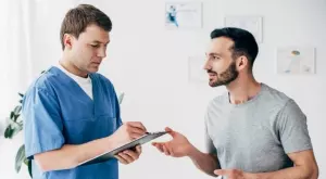 Вечерен виц: Лекар към пациент: Защо скочихте от прозореца?