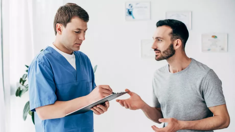 Виц на деня: Перничанин отива при доктора, вече не му ставал