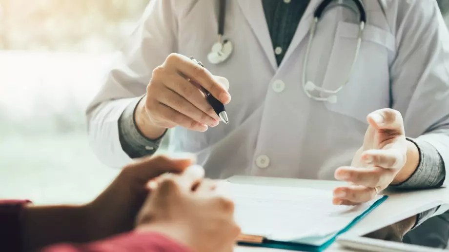 Виц за днес: Докторе, мисля че полудявам