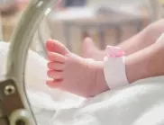 Бебе на 1 месец с COVID-19 приеха в шуменската болница