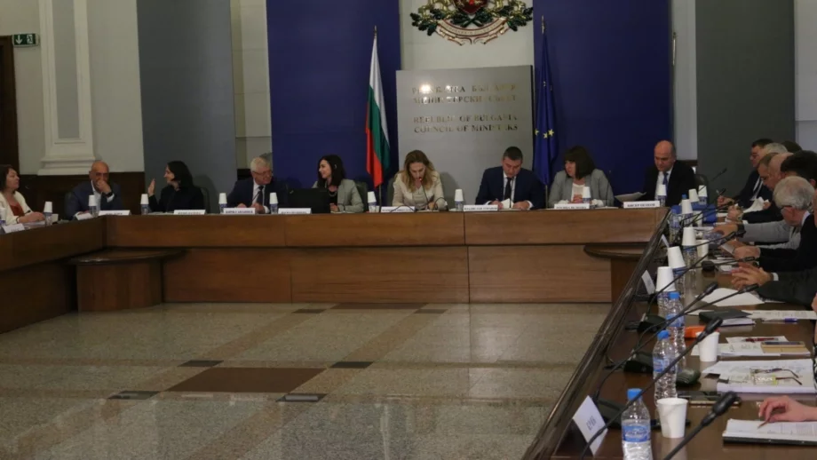 Тристранката дебатира за заплати, но истинският дебат си остава за болничните