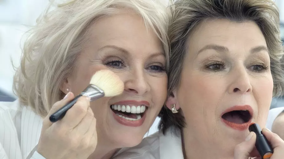 Женски виц за 4 октомври 2023: Здравей, приятелко, как е синът ти?