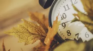 Местим стрелките на часовника с един час назад 