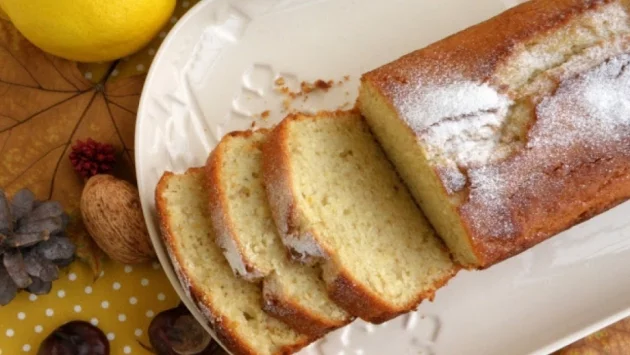 Лимонов кейк с бадеми