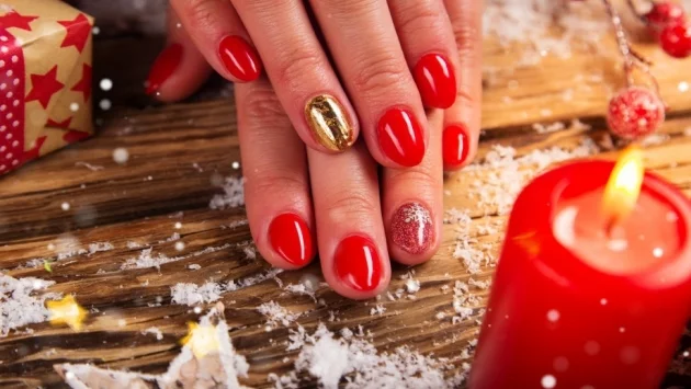 5 минималистични и стилни идеи за коледен маникюр