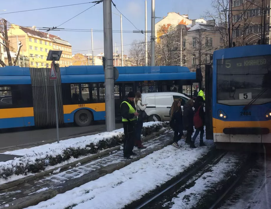 Кола се блъсна в трамвай 5 на Руски паметник (СНИМКИ)