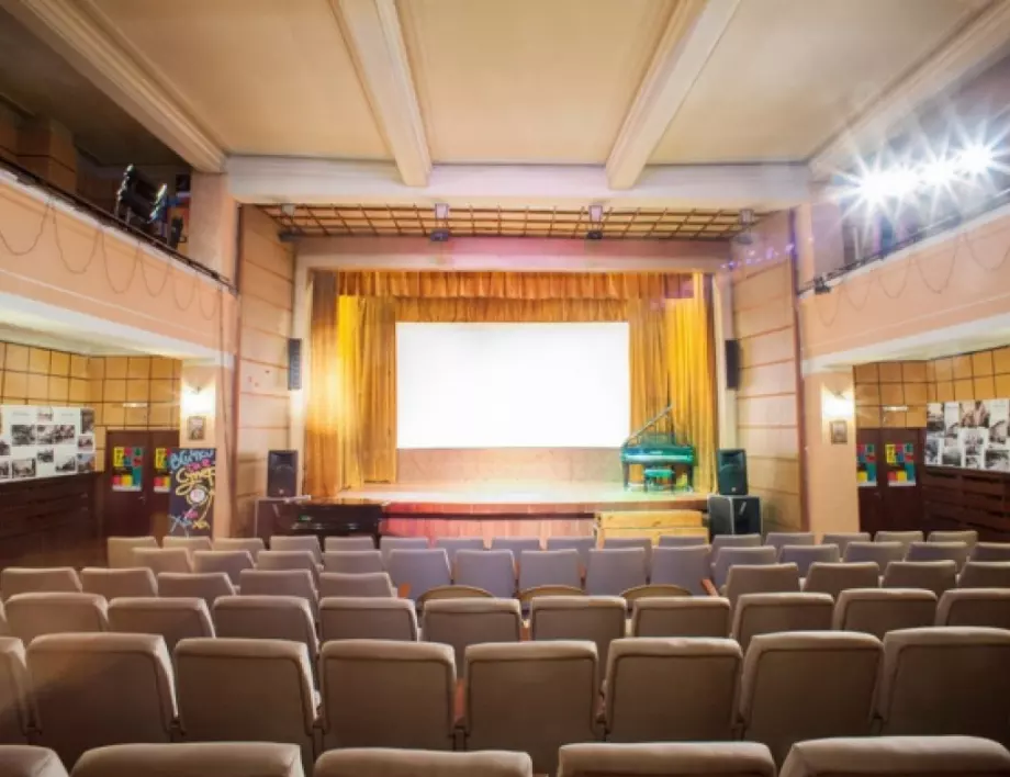 Фандъкова: Кино “Влайкова” се нуждае от спешен ремонт на покрива