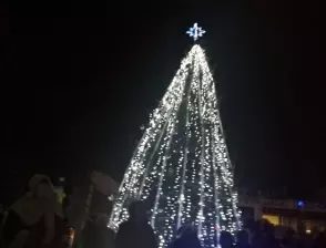 В синьо-бяло грейна коледната елха в Стара Загора (СНИМКИ)
