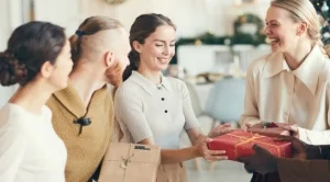 6 готини идеи за коледни подаръци на колегите под 20 лева 