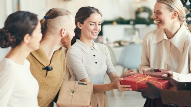 6 готини идеи за коледни подаръци на колегите под 20 лева 