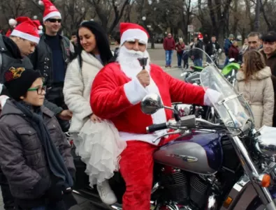 Дядо Коледа по бански по улиците на Будапеща с благотворителна цел (ВИДЕО)