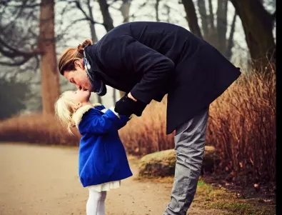 Психолог обяснява защо е по-добре да спрете да целувате децата си по устните