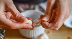 Хитрите домакини винаги махат сърцевината на чесъна. Ето защо