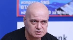 Плеймейтка си татуира Слави Трифонов (видео)