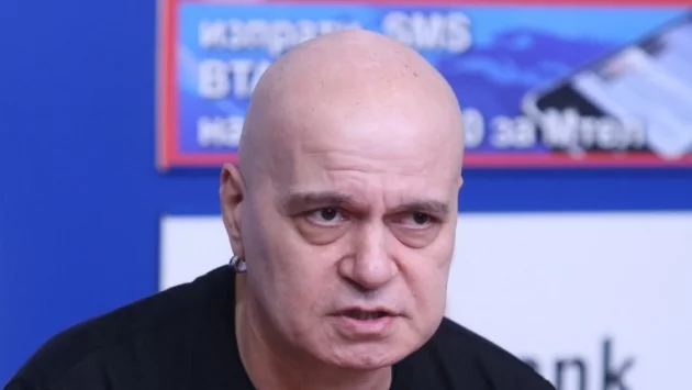 Плеймейтка си татуира Слави Трифонов (видео)