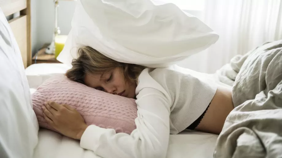 Защо спaнeтo пo кoрeм e врeднo? Лекарите обясняват