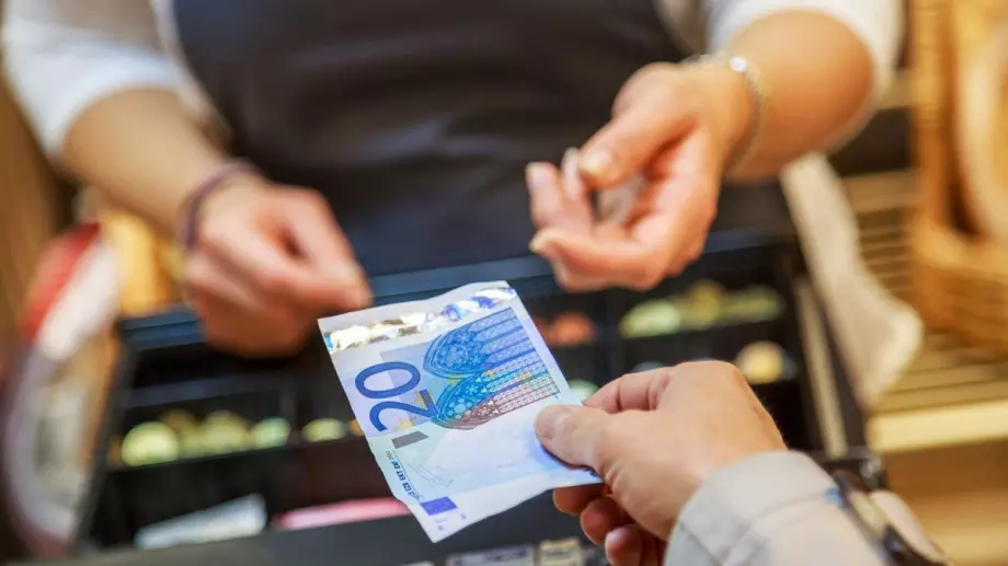Оборотът в търговията на дребно намалява в повечето страни от ЕС