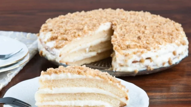 Домашна торта с крем и орехи