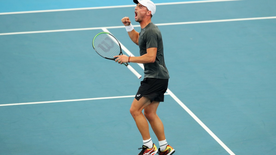 започна с победа в квалификациите на Това е първа