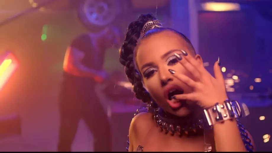 Гери-Никол, дръж се мъжки, момиче