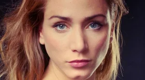 Без задръжки: Внучката на Тодор Колев танцува полугола с драг кралица (СНИМКИ)