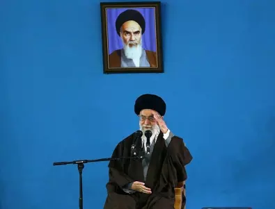 Иранският режим вече не може да сплаши протестиращите, напрежение между върховния водач и президента