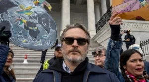 Арестуваха протестиращия Хоакин Финикс 