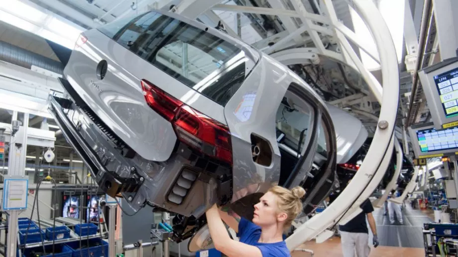 Недостигът на полупроводници срина европейския пазар на нови коли