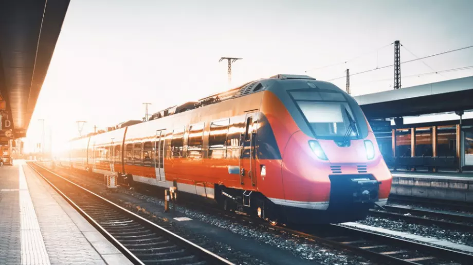 Високоскоростни влакове "летят" по висящ мост в Китай (ВИДЕО)