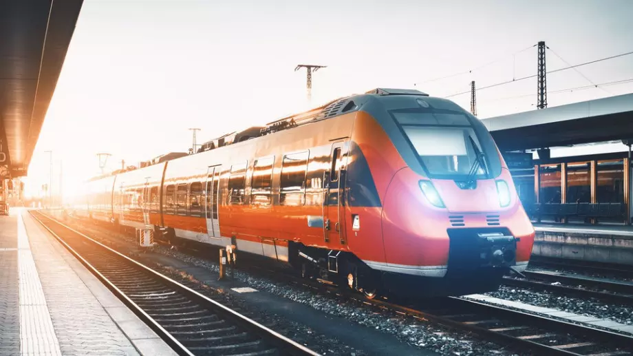 Виц за днес: Двама се запознават във влак