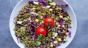 Салата с боб мунг, авокадо и семена