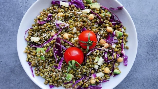 Салата с боб мунг, авокадо и семена