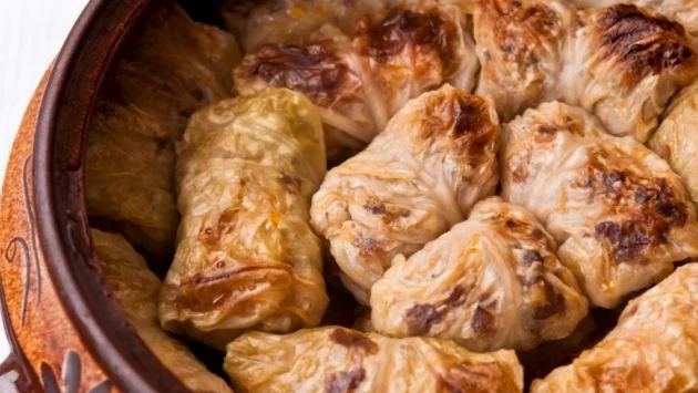 Зелеви сарми в гювеч