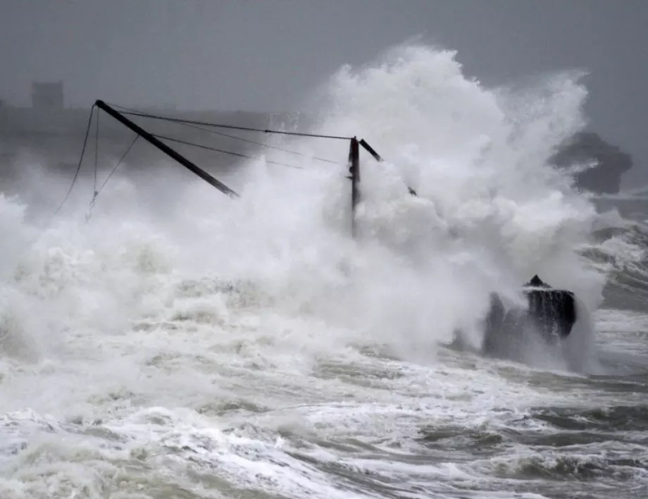 Бурята "Арвен" взе жертви на Острова, над 100 000 са без ток