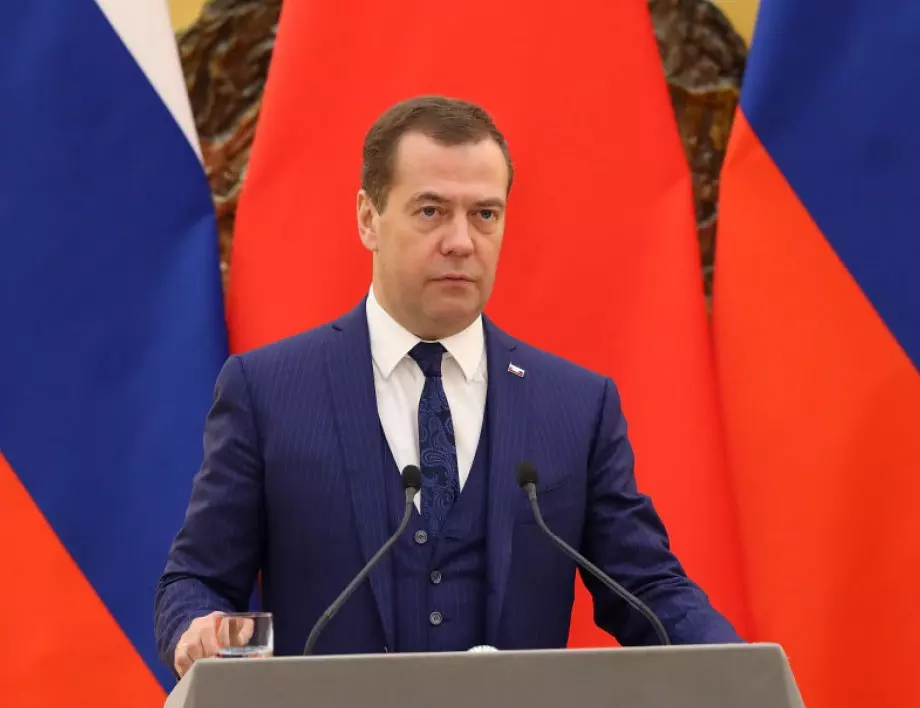 Медведев: Опитът да се тласне Русия към разпад ще се равнява на "шахматна партия със смъртта"